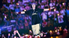 getty_billieeilisharmsout_072125186657