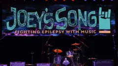 m_joeysongfreezingman_090825101521