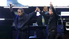 getty_liamandnoelgallagher_091125112295