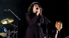 getty_violetgrohl_01232620909