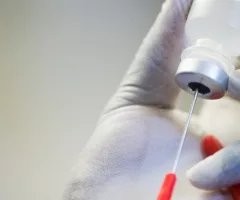 gettyrf_82522_vaccinevialplain81763