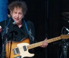 getty_bobdylanwithguitar_052025775373
