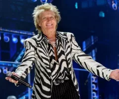 getty_rodstewartarmsout_052225865056