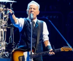 getty_brucespringsteenpointing_052225832708