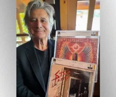 m_steveperrywithauctionitems_david20zonshine_06042580174