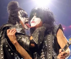 getty_kiss_07082568235