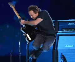 m_eddievedder_0926232028229794676
