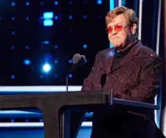 m_eltonjohnatpodiumrrhof_020824689689