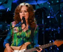 getty_bonnieraitt_080825482370