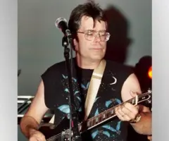 getty_stephenkingguitar_082825483441