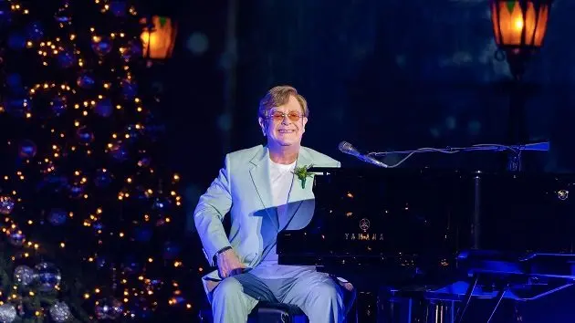 m_eltonjohn_052325508892