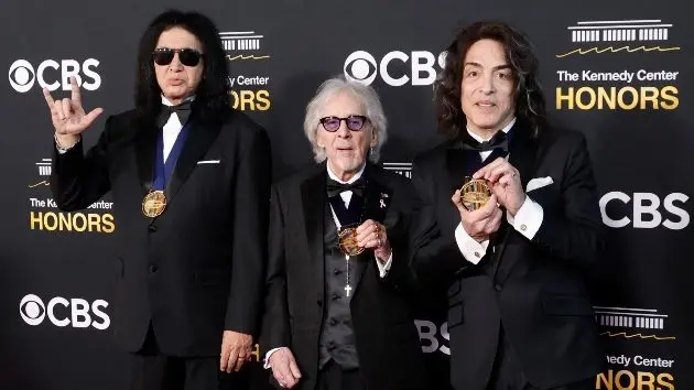 getty_kiss_011426777828