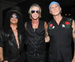 m_slashduffmckaganchadsmithgrammys_020126333105