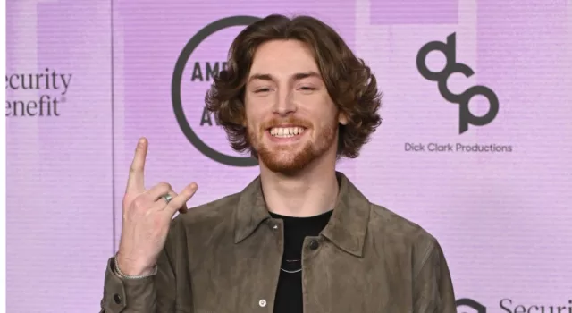 Bailey Zimmerman at the 2022 American Music Awards at the Microsoft Theatre. LOS ANGELES^ CA. November 20^ 2022