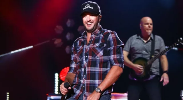 Luke Bryan performs at Nissan Stadium during the 2017 CMA Festival on June 8^ 2017 in Nashville^ Tennessee.