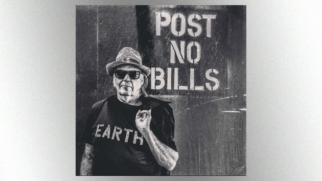 m_neilyoung630_bwearthtshirt_creditdarylhannah_061616-3