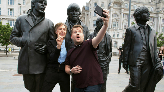 m_paulmccartneyjamescorden630_beatlesstatue_080718