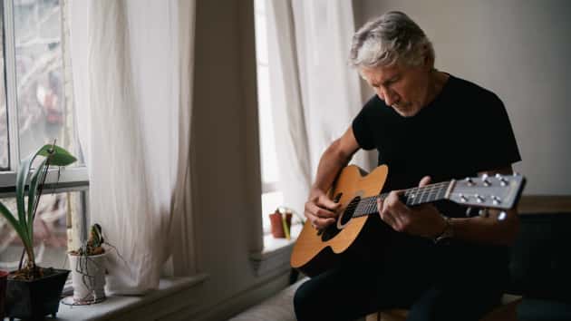 m_rogerwaters630_withacousticguitar_051720-3