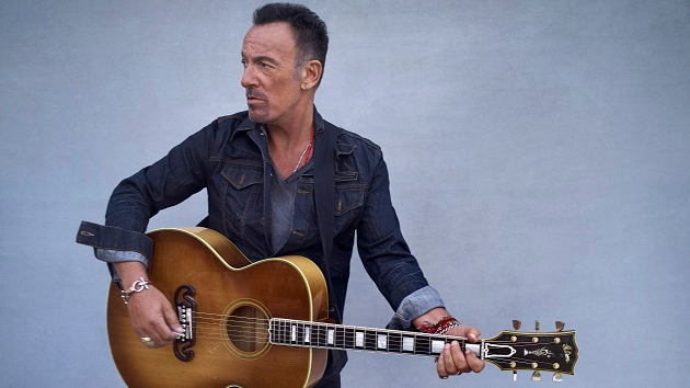 m_brucespringsteen630_withacousticguitar_creditdannyclinch_111020-3