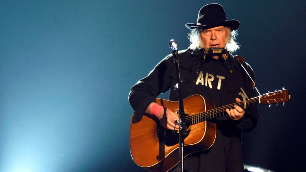 getty_neilyoung_111622_0