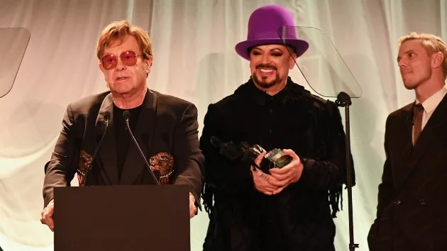 getty_eltonacceptsaward_112023632192
