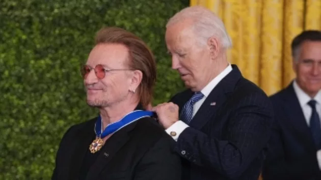 getty_bonopresmedaloffreedom2_-1-425446680