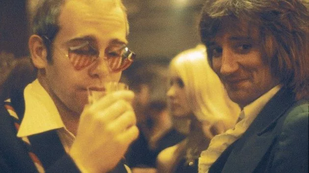 getty_eltonjohnandrodstewart1974_011025_0401794