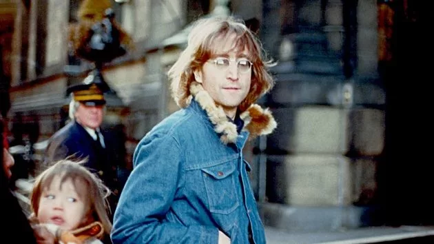 getty_johnlennon_04112542968