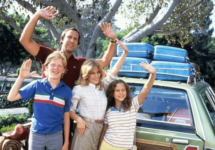 griswolds-wave-in-front-of-family-truckster