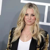 losangeles-feb10kaleycuocoarrivestothe