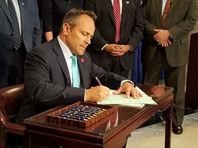 bevin-signing-pension-bill-into-law-07-25