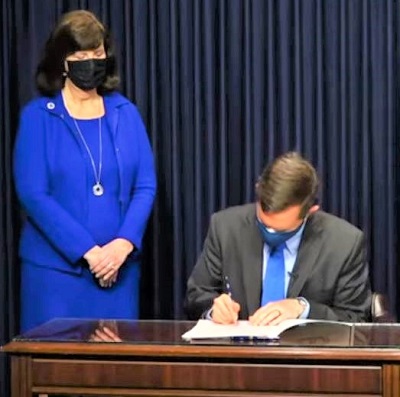 beshear-signing-bill-03-23