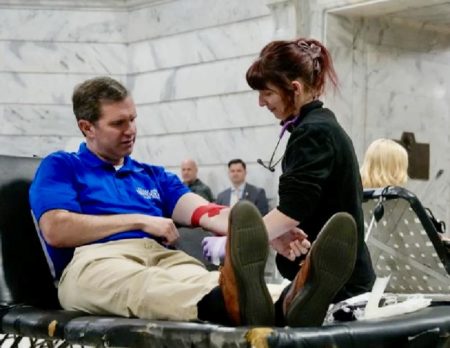 beshear-donating-blood