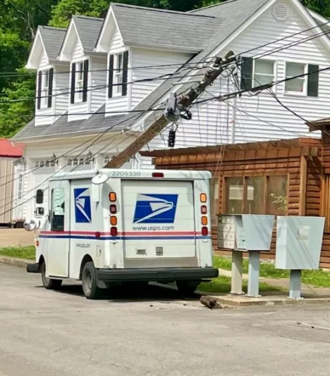 postal-vehicle-vs-pole-2