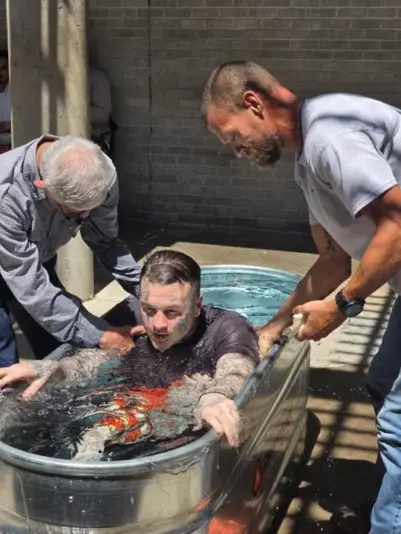 inmate-baptized-at-larue-co-jail