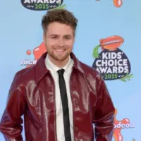 Alex Warren at the 2025 Kids' Choice Awards at Barker Hanger. SANTA MONICA^ USA. June 21^ 2025