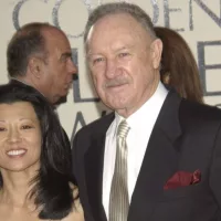 GENE HACKMAN & wife at the Golden Globe Awards at the Beverly Hills Hilton Hotel. JAN 19 2003