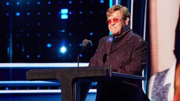 m_eltonjohnatpodiumrrhof_020824532491