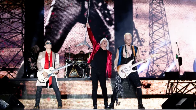 getty_defleppard_021025447954