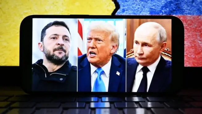 US President Trump^ Russian President Putin and Ukrainian President Zelensky appear side by side on the phone screen. In the background are the Ukrainian and Russian flags. 06.06.2025 New York U.S
