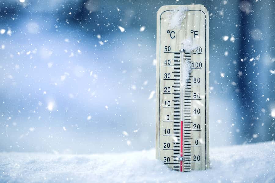 thermometer-on-snow-shows-low-temperatures-zero-low-temperatu