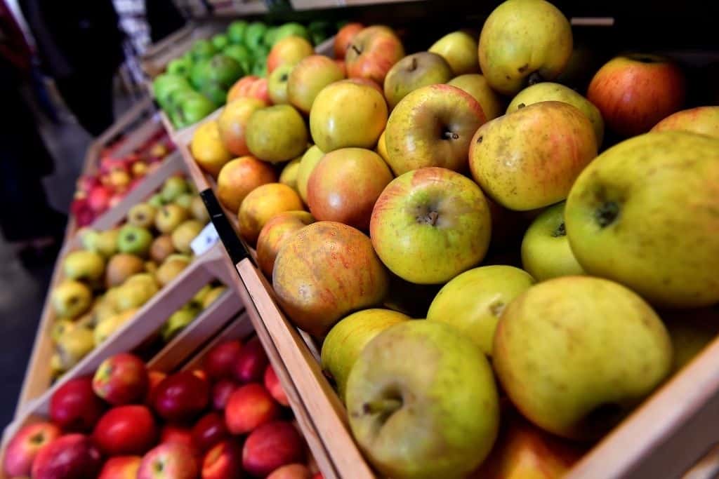fresh-apples-apples-as-a-background-for-designers-lots-of-appl