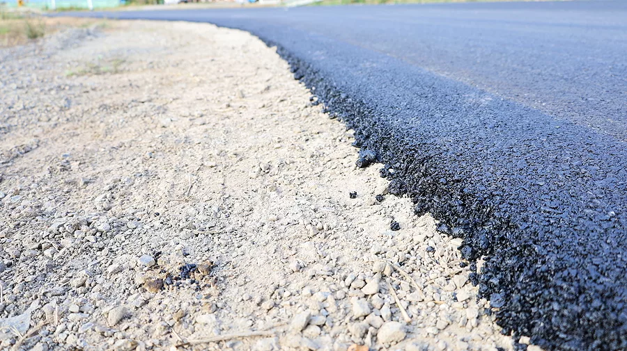 roadside-asphalt-edge-repair-of-curvy-country-road-with-recycle