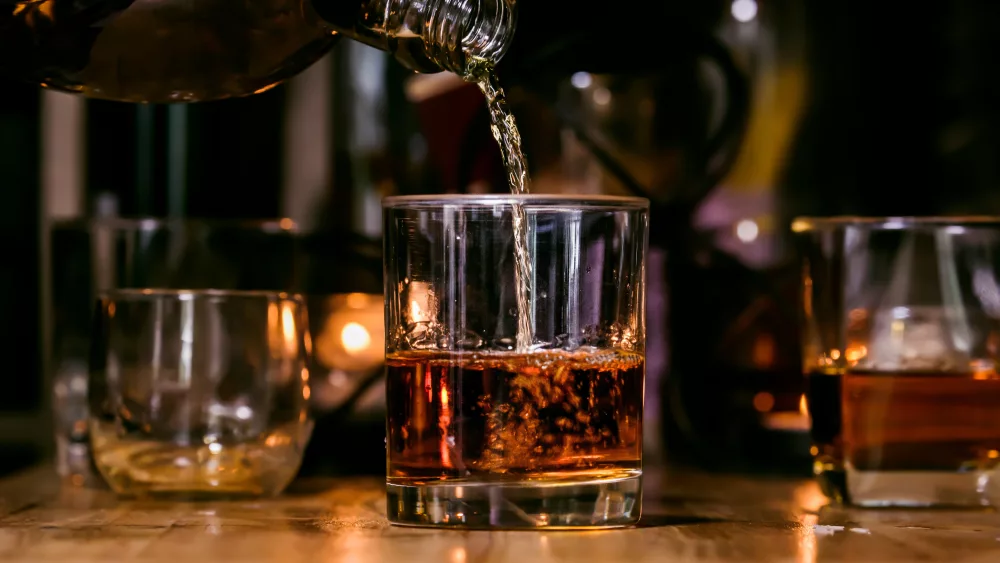 bartender-serve-whiskey-on-wood-bar