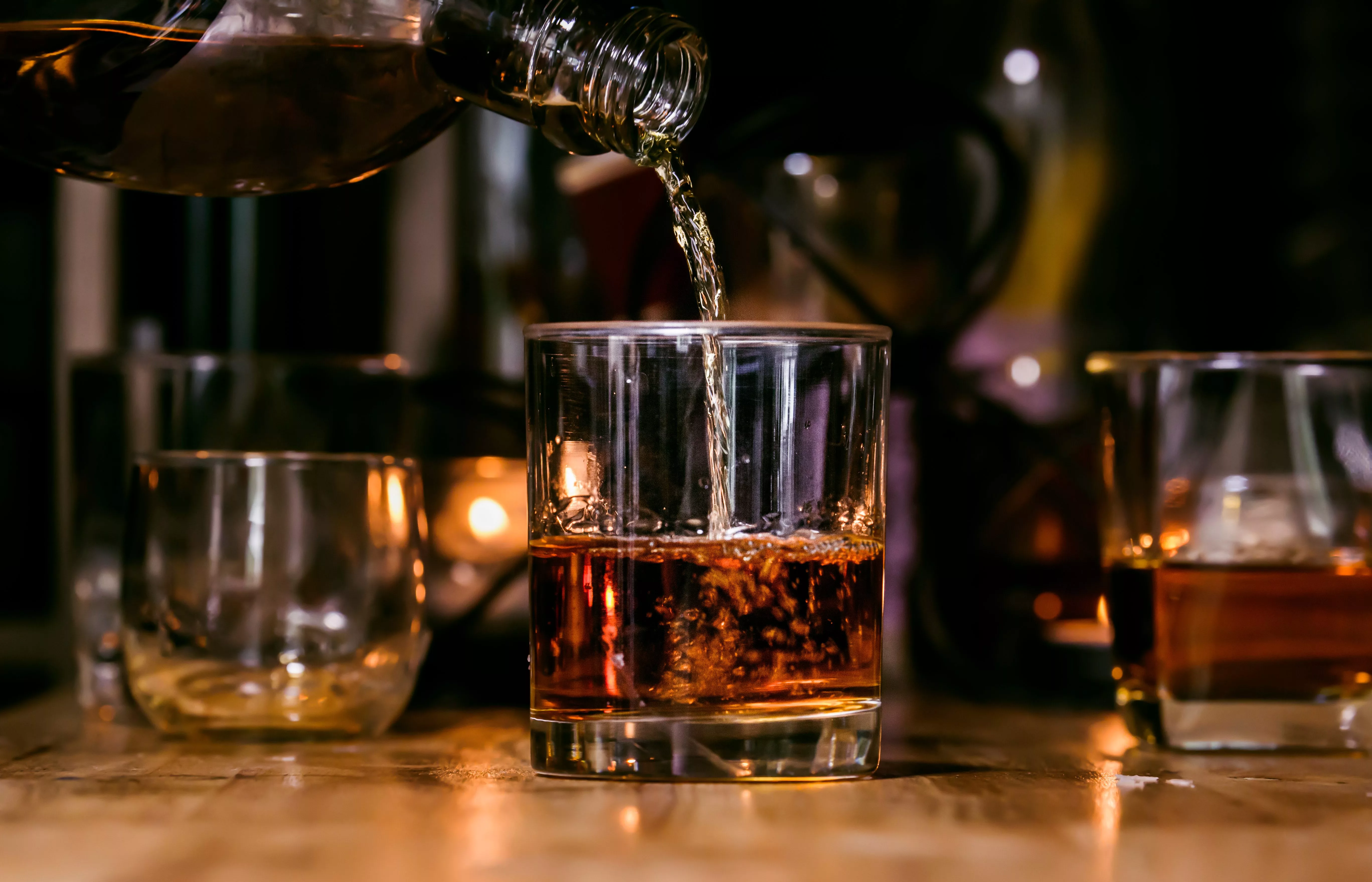 bartender-serve-whiskey-on-wood-bar