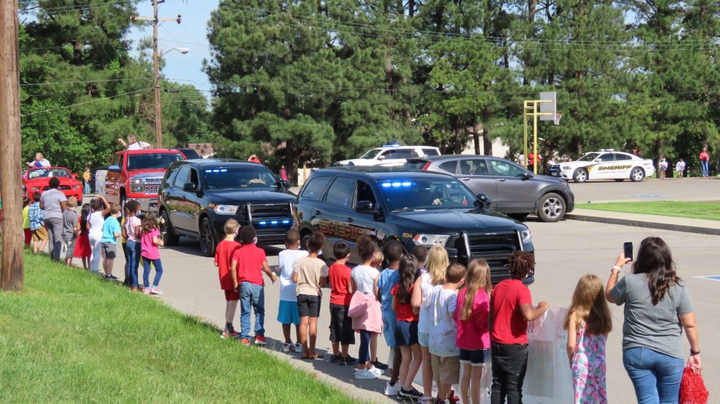 Tonya Oakley Honored With Retirement Parade at Indian Hills Elementary (w/VIDEO) - Vimarsana News