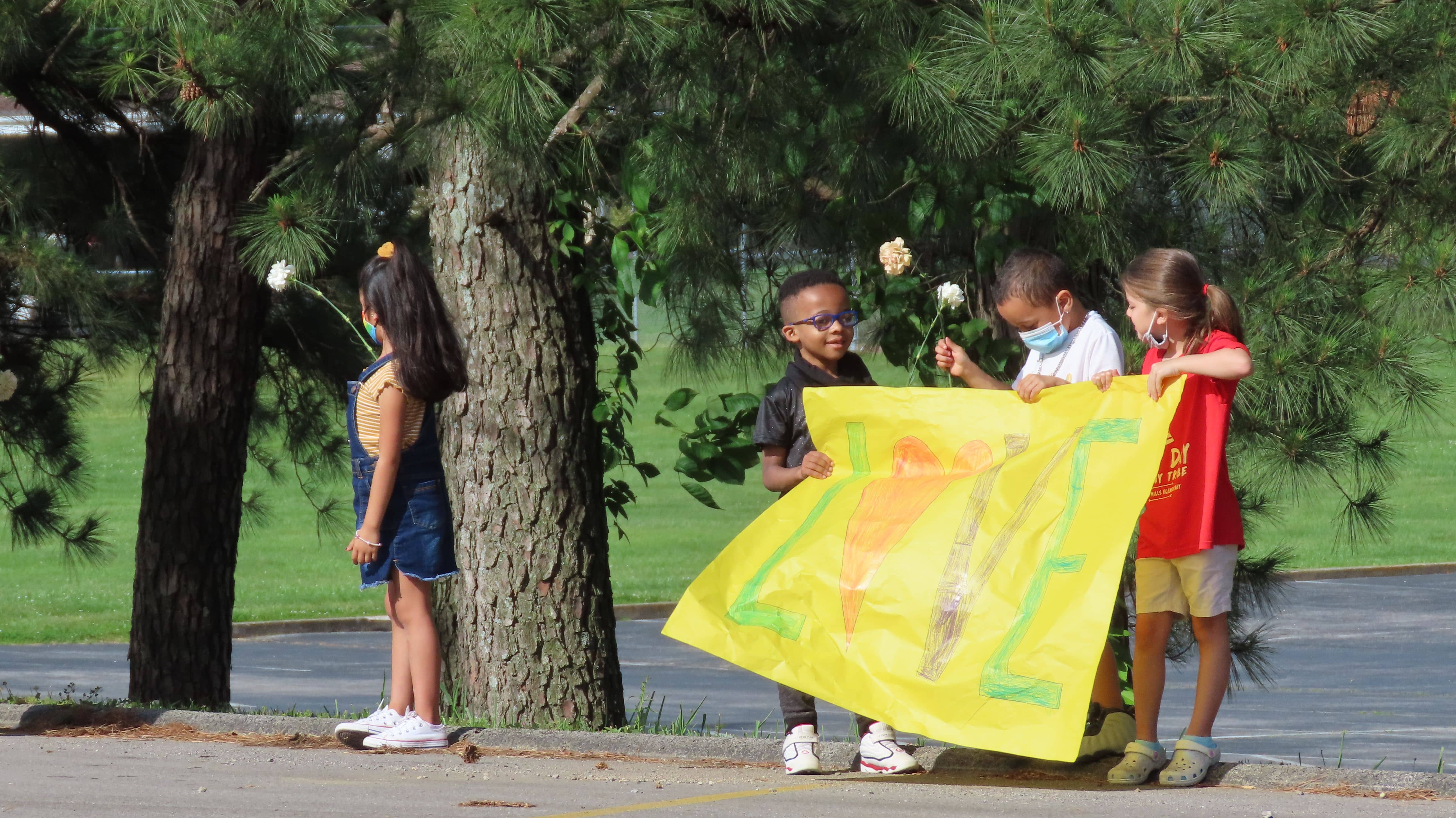 Tonya Oakley Honored With Retirement Parade at Indian Hills Elementary  (w/VIDEO) | WKDZ Radio