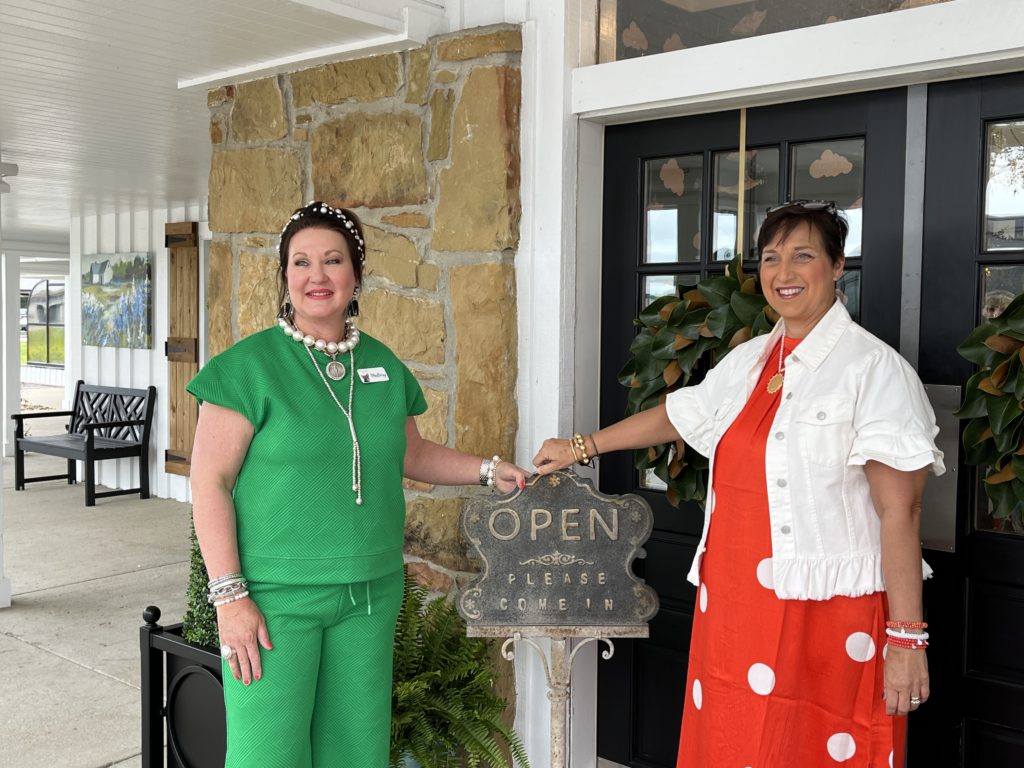 Persnickety Pig Officially Open For Business (w/PHOTOS) - Vimarsana News