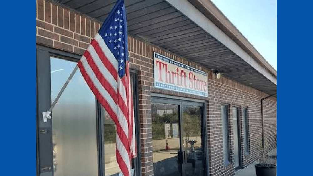 Salutes Thrift Store pretends its Christmas