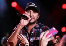 Luke Bryan performs at Nissan Stadium during the 2017 CMA Festival on June 8^ 2017 in Nashville^ Tennessee.